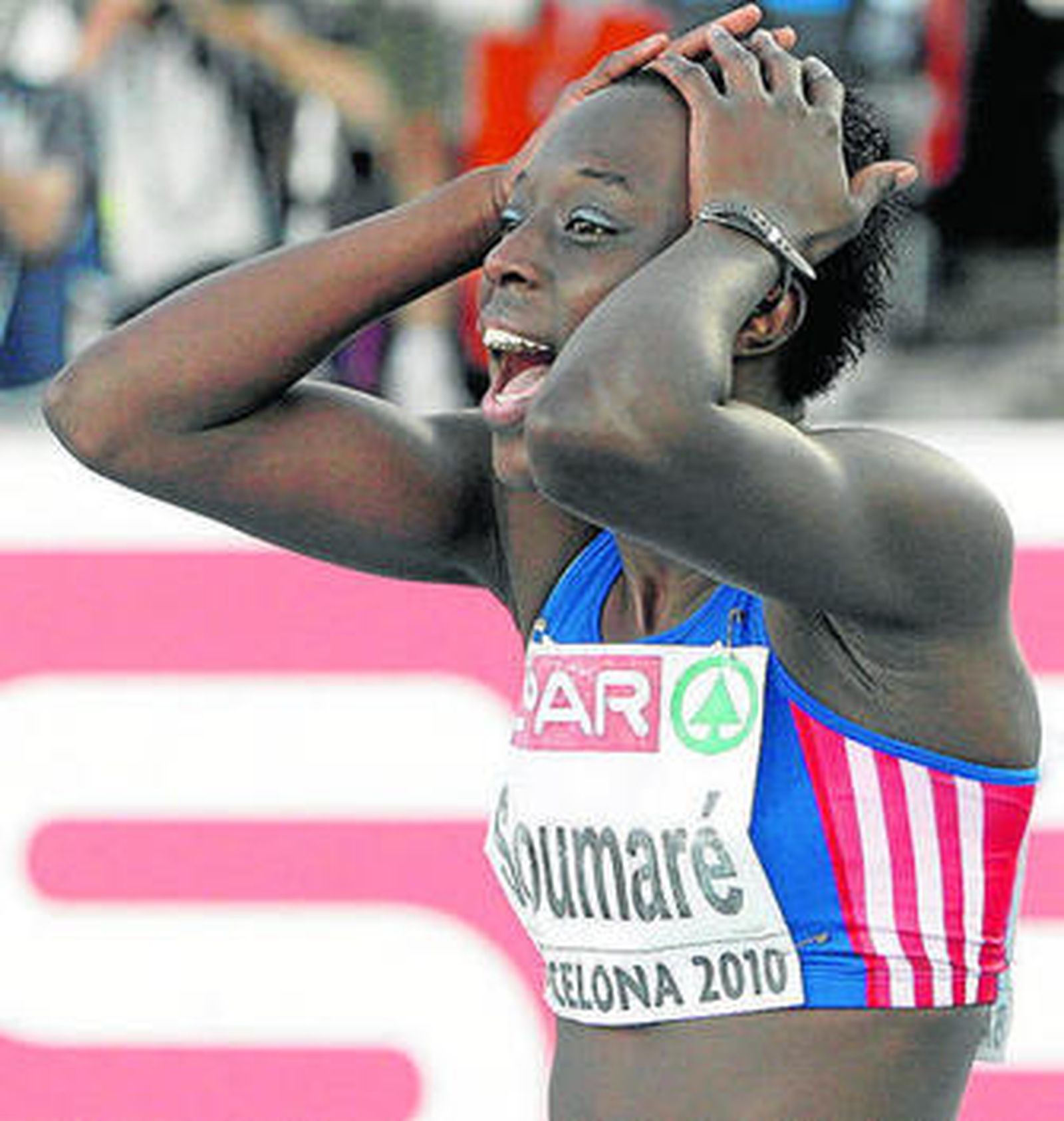 La francesa Myriam Soumare celebra su victoria en 200.
