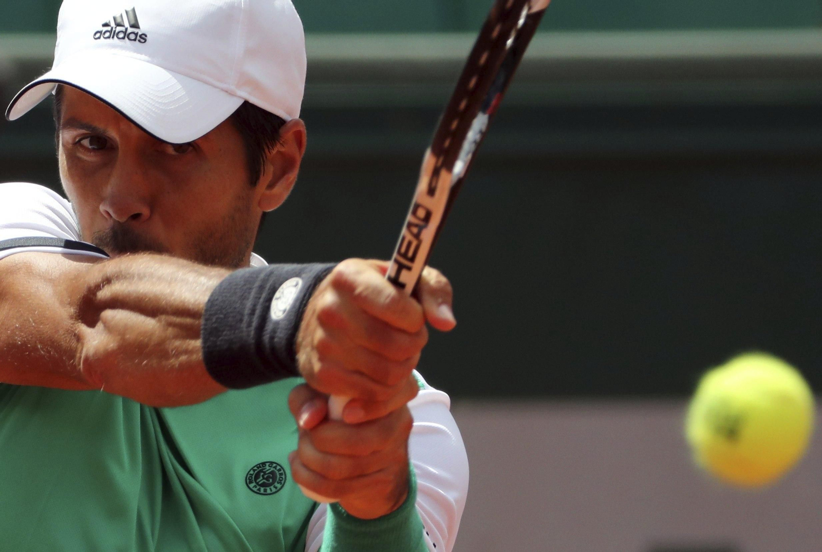 Fernando Verdasco golpea con un revés a dos manos durante el partido que jugó frente a Kei Nishikori.