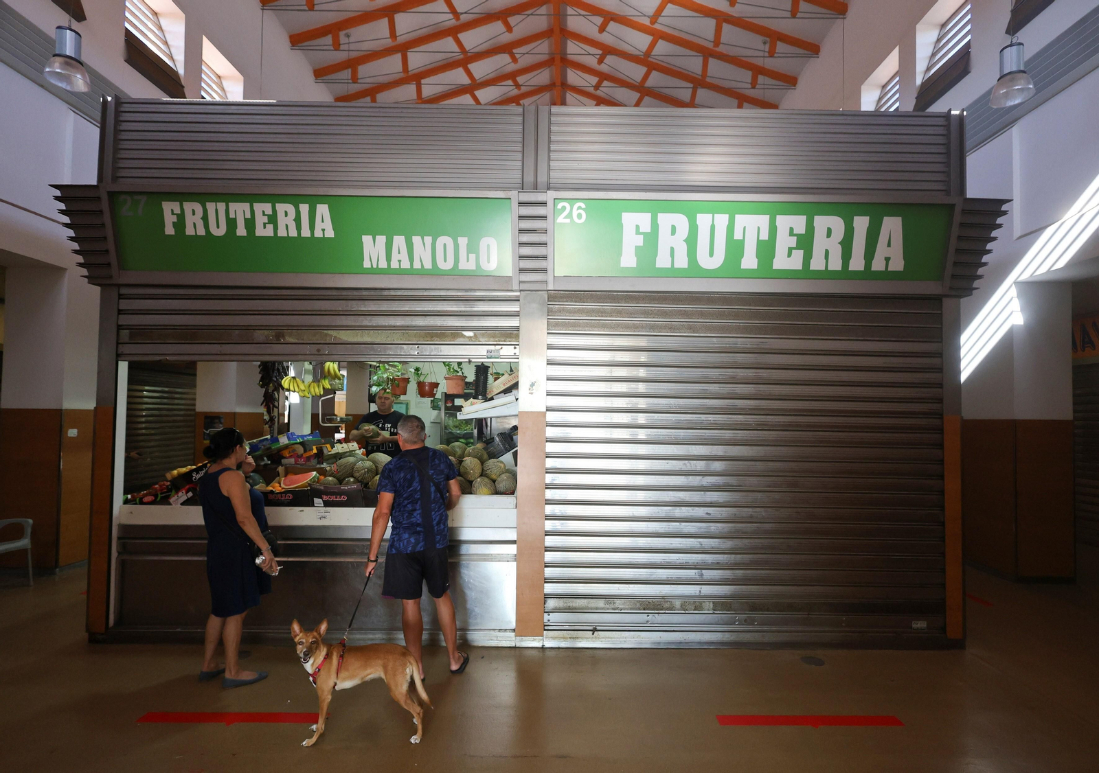 Dos clientes compran en la Fruteria Manolo.