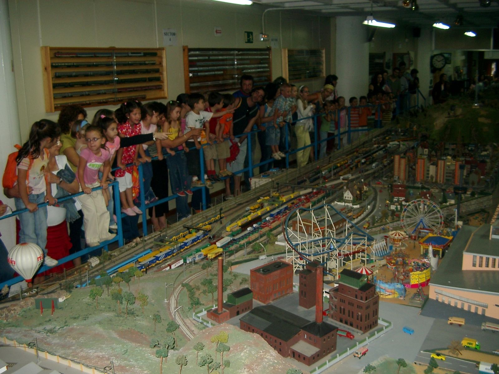 Los niños disfrutan con la detallada maqueta de la Asociación de Amigos del Ferrocarril en la estación  de Santa Justa.