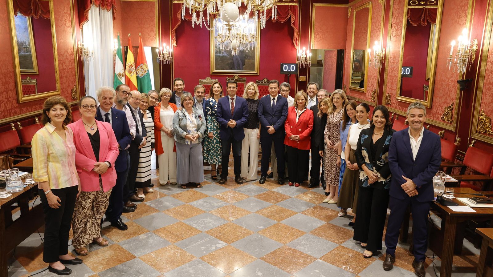Imagen final de los corporativos del Pleno del Ayuntamiento de Granada el pasado viernes.