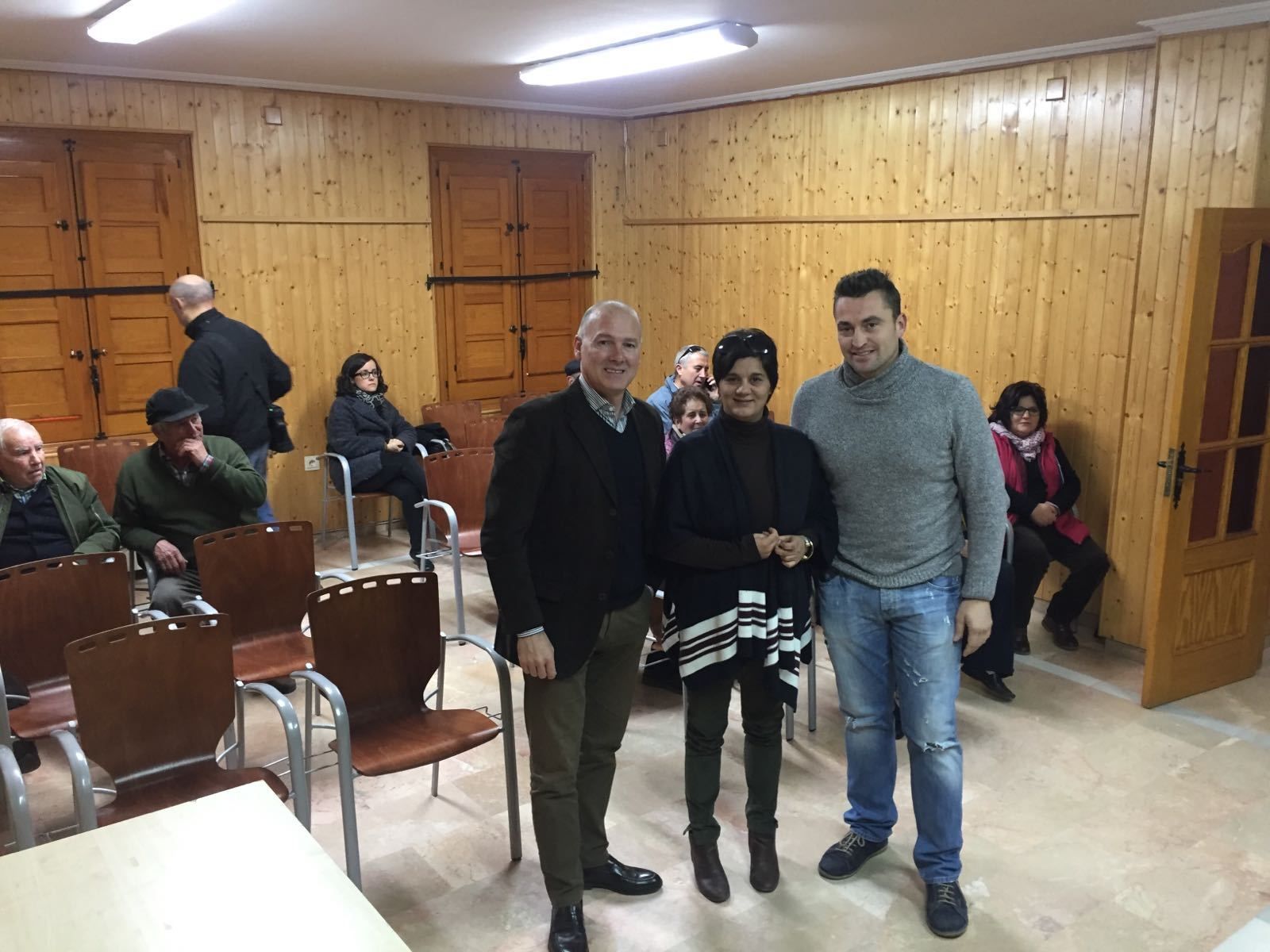 Joaquín Jiménez durante la entrega de las ayudas a las familias.