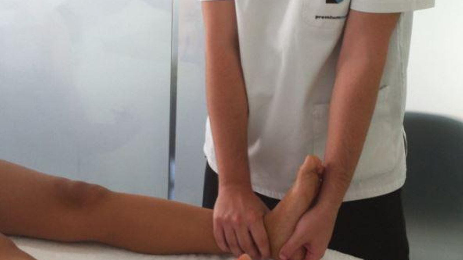 Un fisio trata a una corredora de túnel tarsiano.