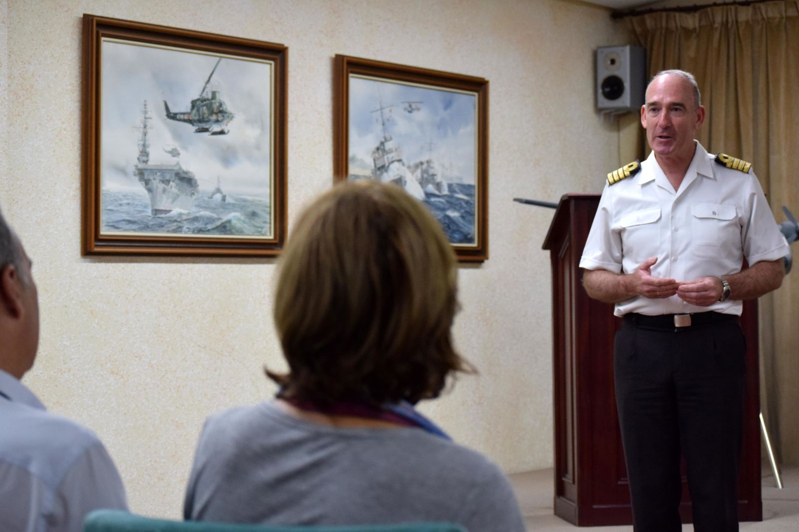El Comandante de la Flotilla de Aeronaves, CN Luis Diaz-Bedia, durante un encuentro de formación para periodistas.