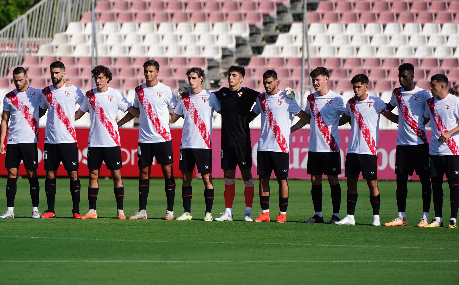 Jugadores del Sevilla Atlético, en un minuto de silencio