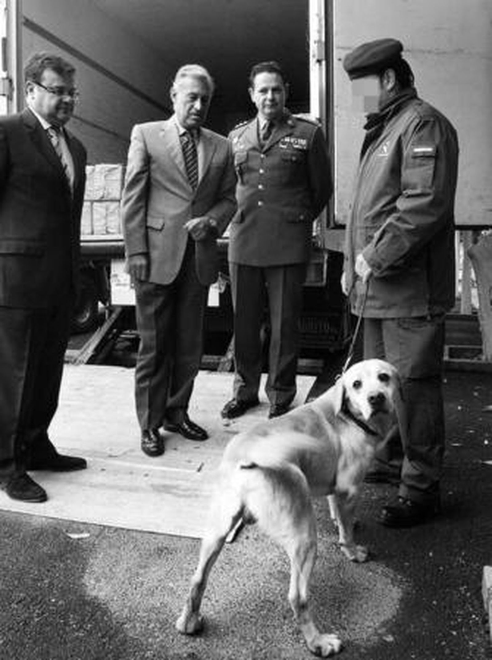 'Lucas', el perro protagonista de la operación, junto al delegado del Gobierno y los mandos de la Guardia Civil.