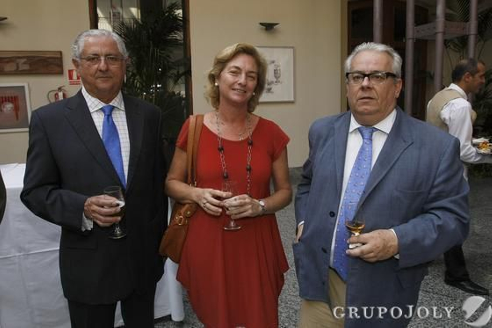 José Eduardo Sánchez Romero, con Concha Ribelles, comercial de Diario de Cádiz, y José Manuel Jareño, decano del Colegio de Abogados de Cádiz.

Foto: Julio Gonzalez-Joaquin Pino-Jose Braza