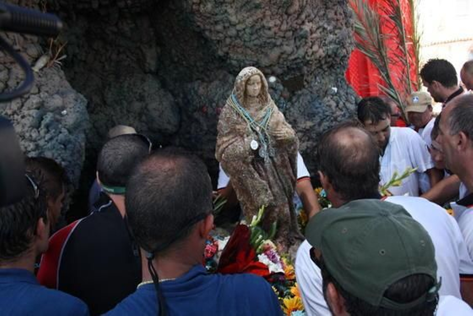 Miles de fieles recibieron con entusiasmo a la imagen en su llegada a la playa.

Foto: Fran Montes