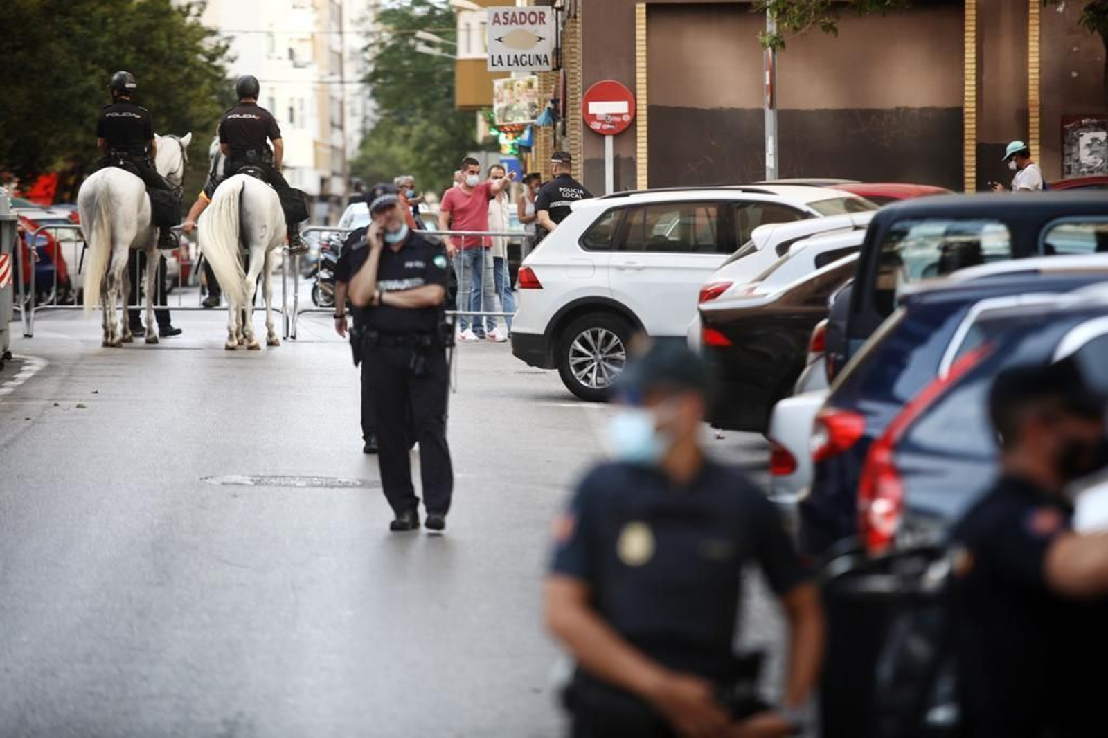 Gran despligue policial y apenas seguidores en el alrededores del Carranza