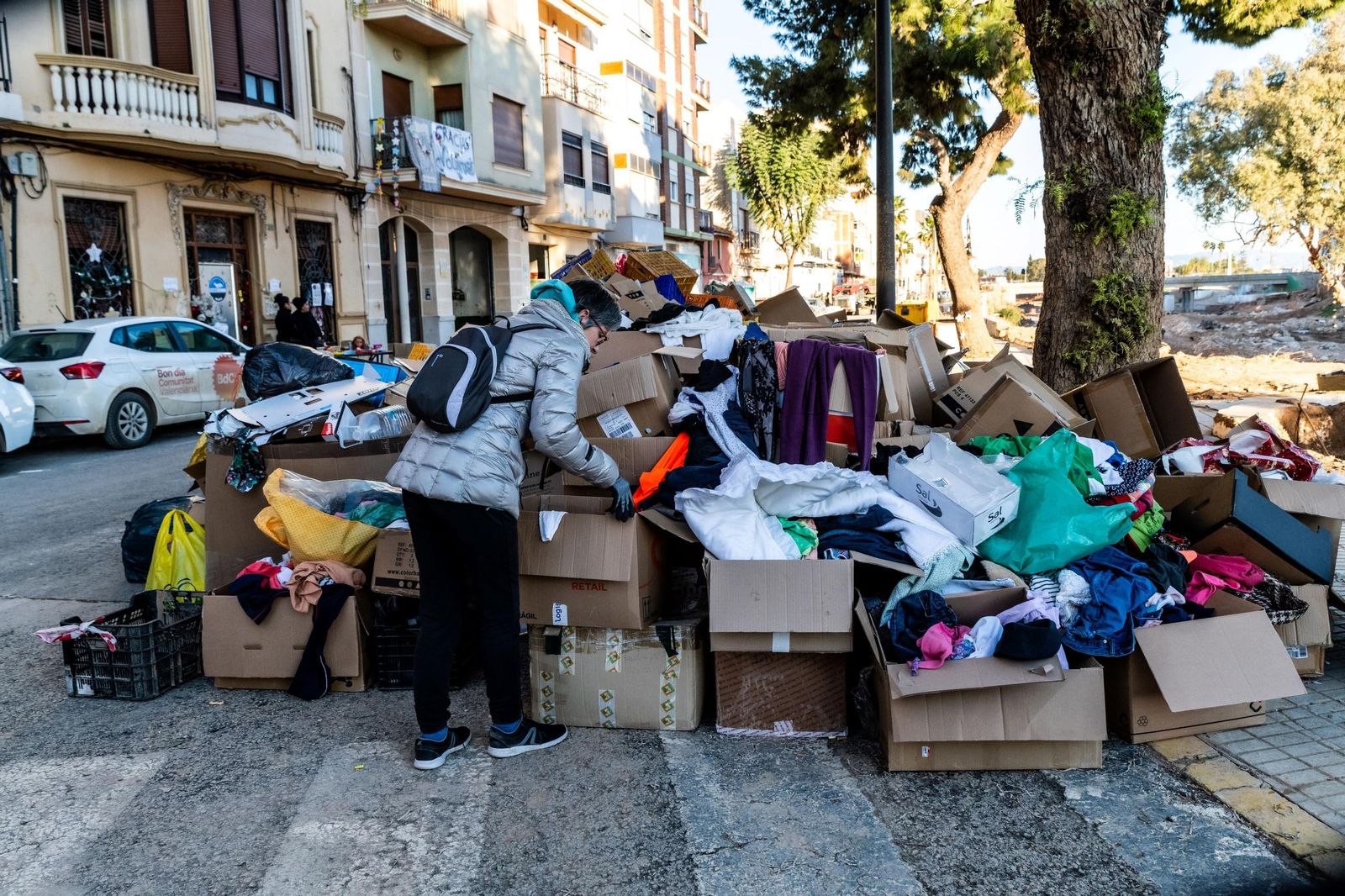 Isabelle voluntaria francesa  Paiporta, clasifica ropas.