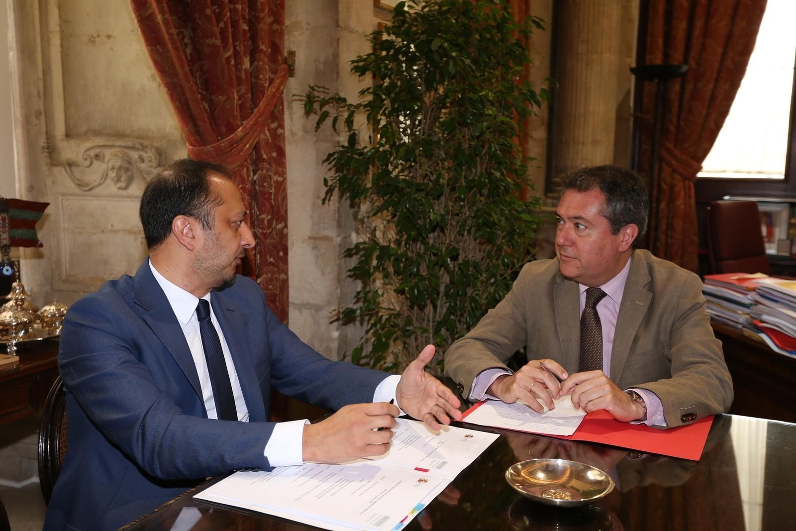Celis y Espadas, durante la reunión en el Ayuntamiento de Sevilla.