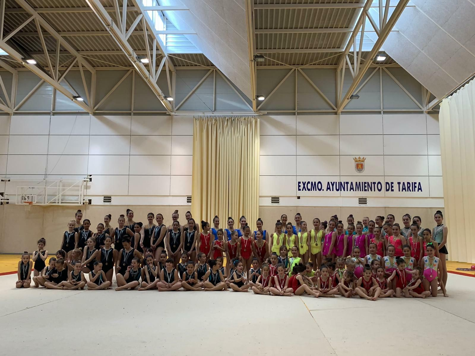 Todas las integrantes de la escuela de Tarifa posan tras la exhibición