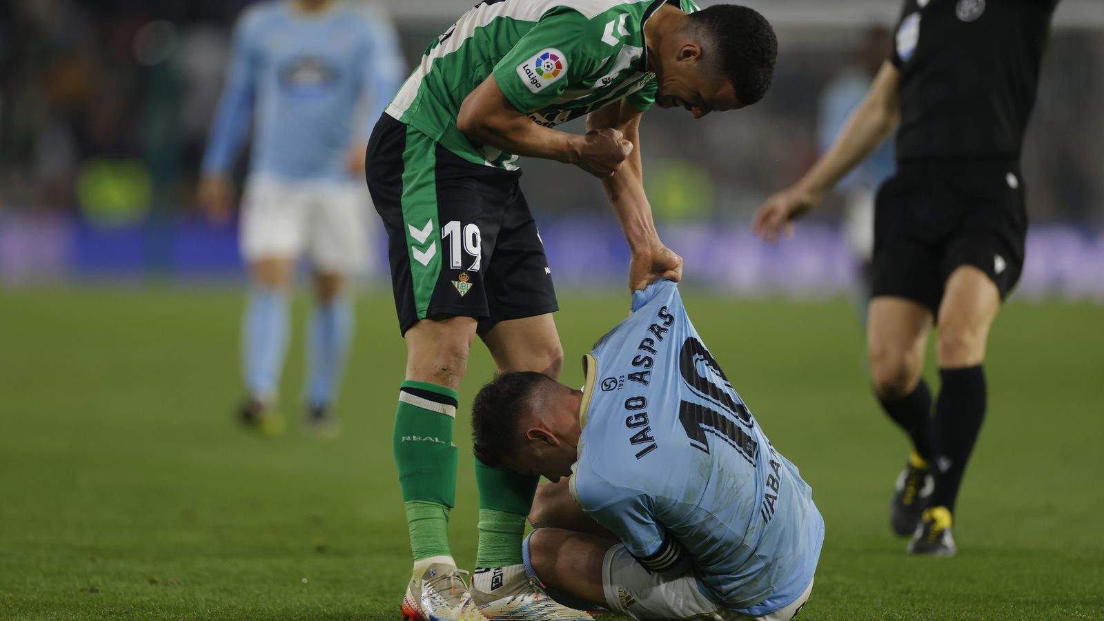 Luiz Felipe recrimina a Iago Aspas que finja una agresión.