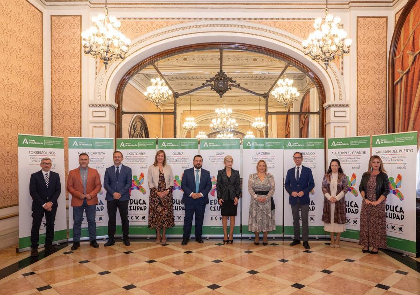 La consejera Patricia del Pozo con los alcaldes de todos los municipios andaluces premiados.