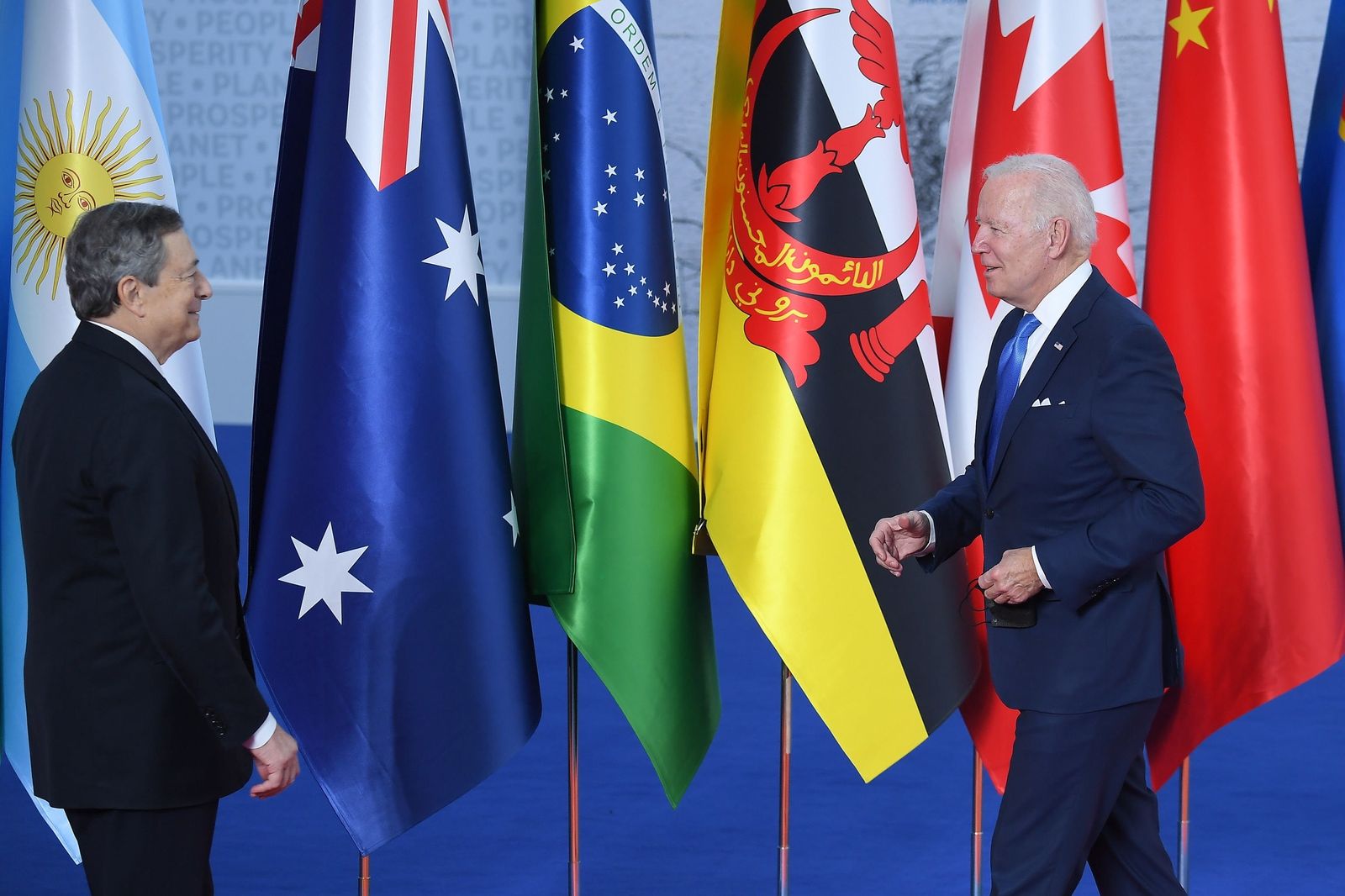 El primer ministro italiano, Mario Draghi, dando la bienvenida al presidente estadounidense, Joe Biden, a su llegada a la cumbre del G-20 el sábado en Roma.