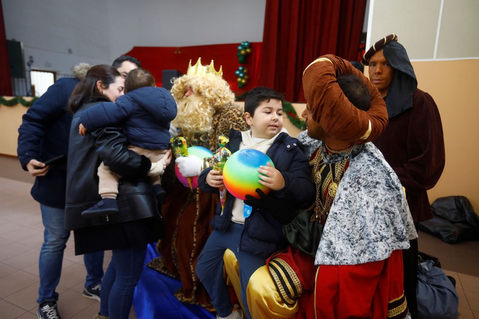 Los niños de Córdoba disfrutan de sus regalos de Reyes, en imágenes