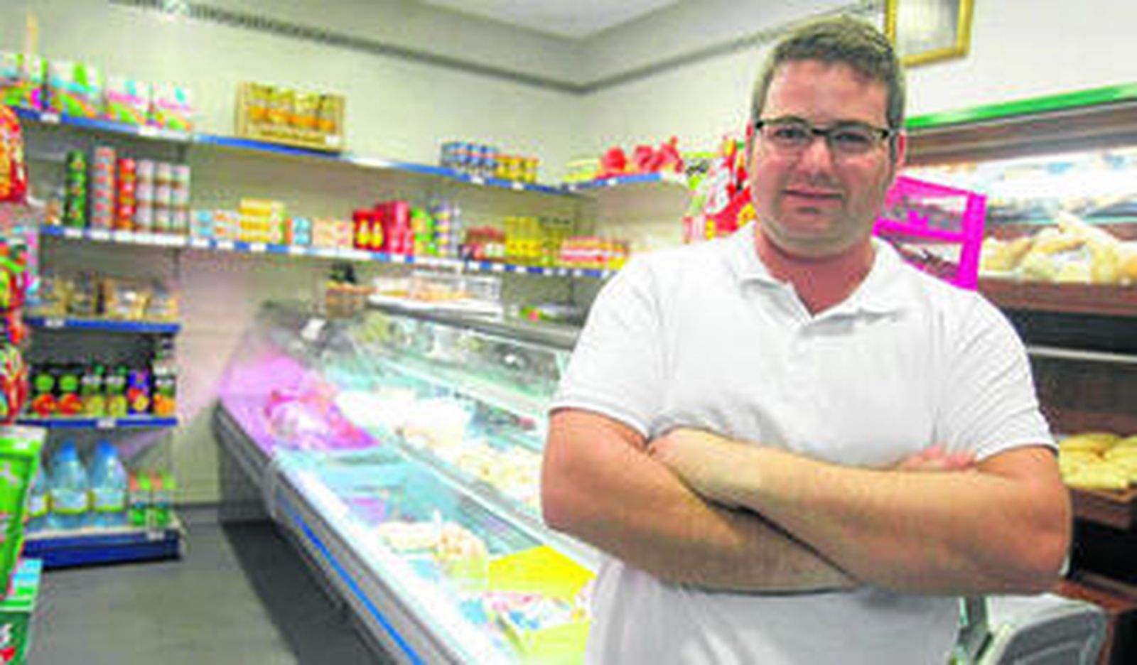 Ramón Serna posa en su panadería, reabierta recientemente.