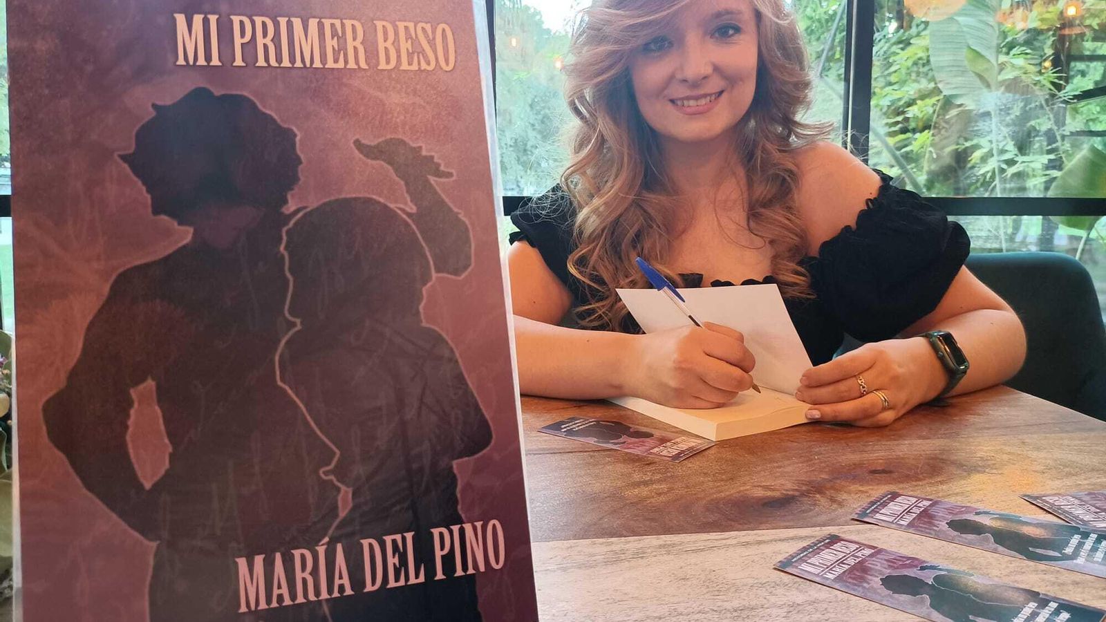 Fueron muchos los lectores que se acercaron a Mercado Victoria para llevarse el autógrafo y la dedicatoria de la autora