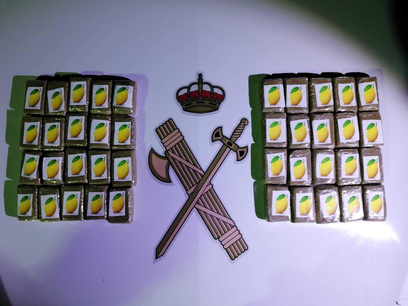 Pastillas de hachís intervenidas por la Guardia Civil.