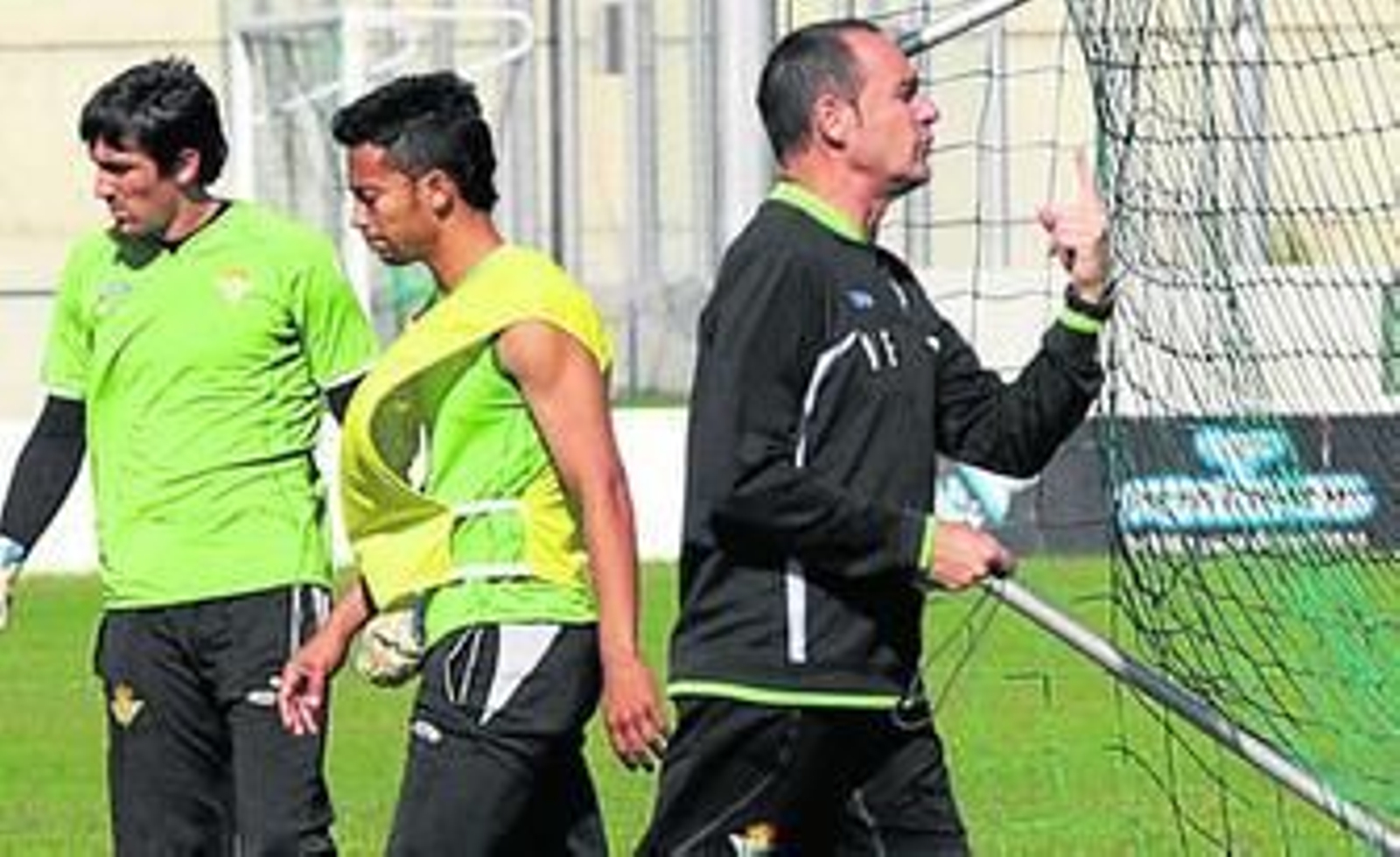 Víctor Fernández realiza una indicación en el entrenamiento, con Goitia e Iriney a su espalda.
