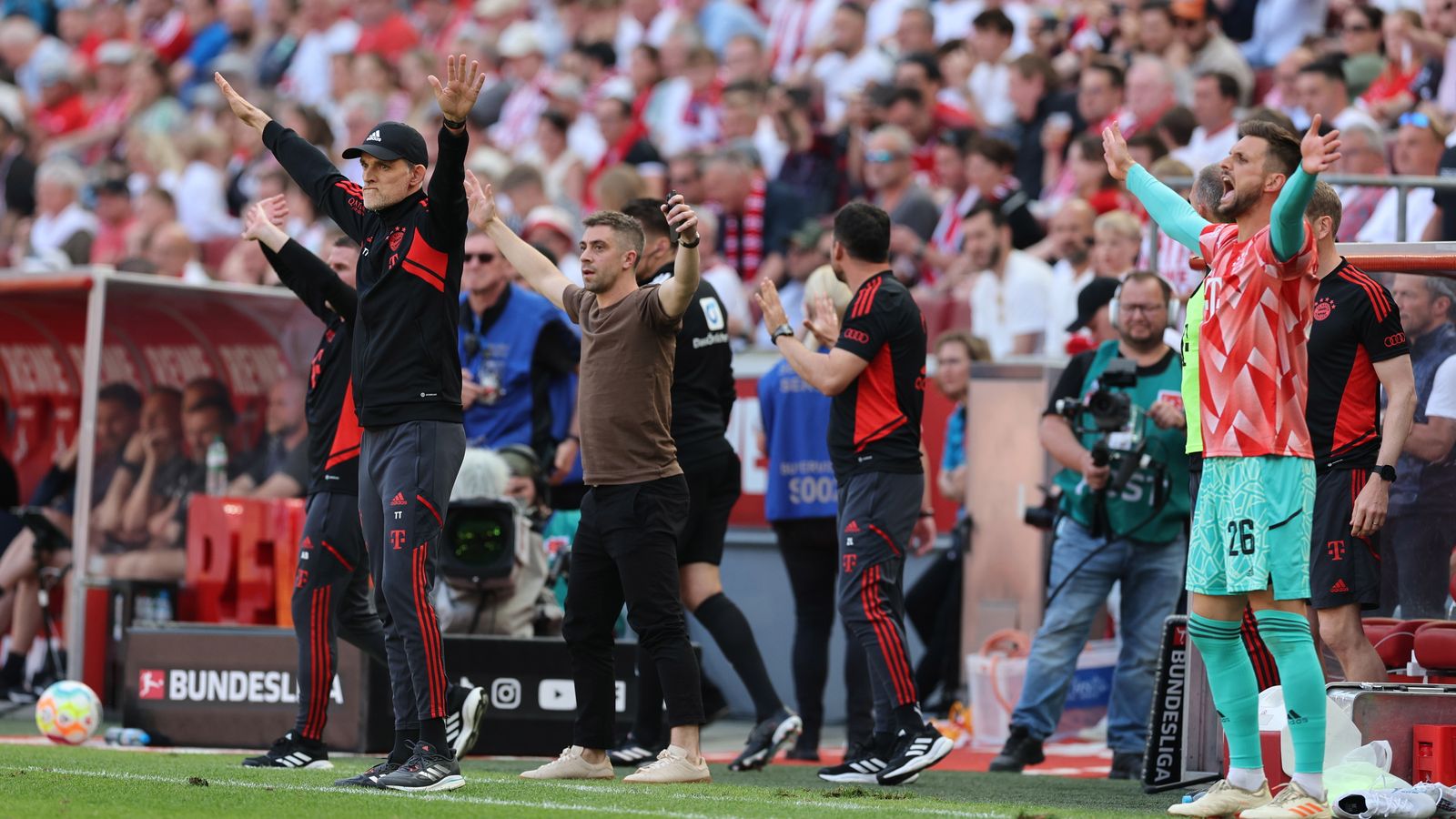 Tuchel celebra el título con los miembros del banquillo del Bayern.
