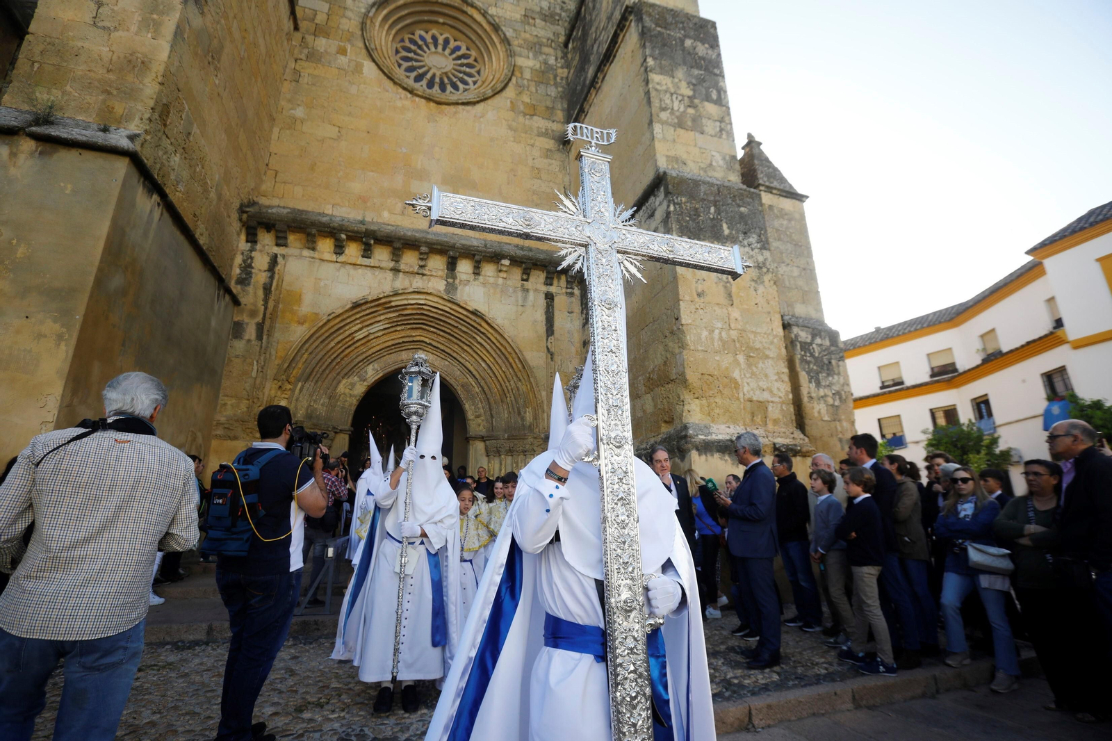 Domingo de Resurrección en Córdoba: la procesión de la hermandad del Resucitado, en imágenes