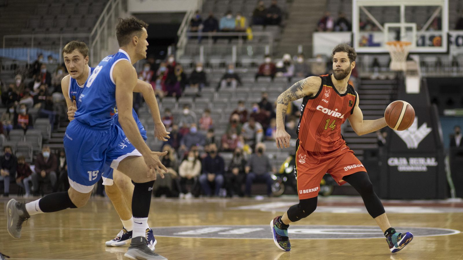 Christian Díaz busca un pase picado a un compañero ante Van Oostrum.