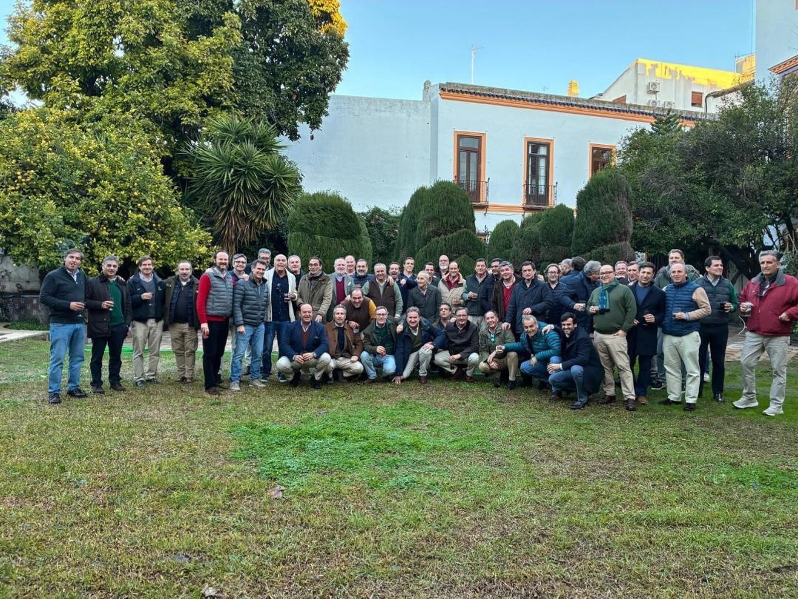 Antiguos alumnos del colegio Guadalete, pertenecientes a las promociones 1970 y 1972, durante su encuentro en el Palacio Virrey de la Serna en Jerez de la Frontera.