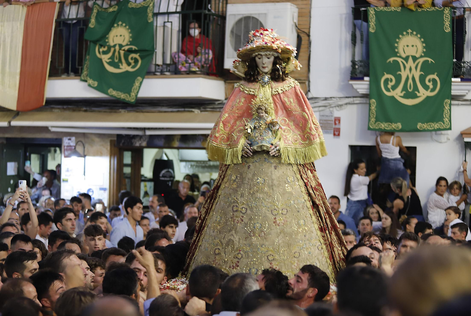 La Virgen del Rocío recorre las calles de Almonte hacia el Chaparral para el inicio del Camino de los Llanos