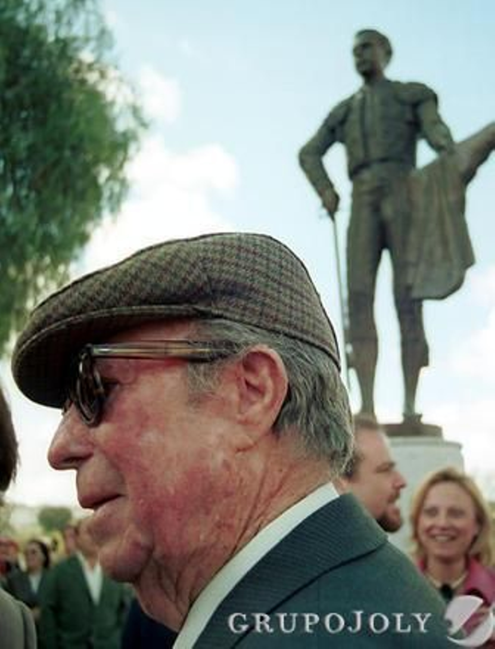 Pepe Luis Vázquez, con su monumento al fondo.

Foto: D.S.