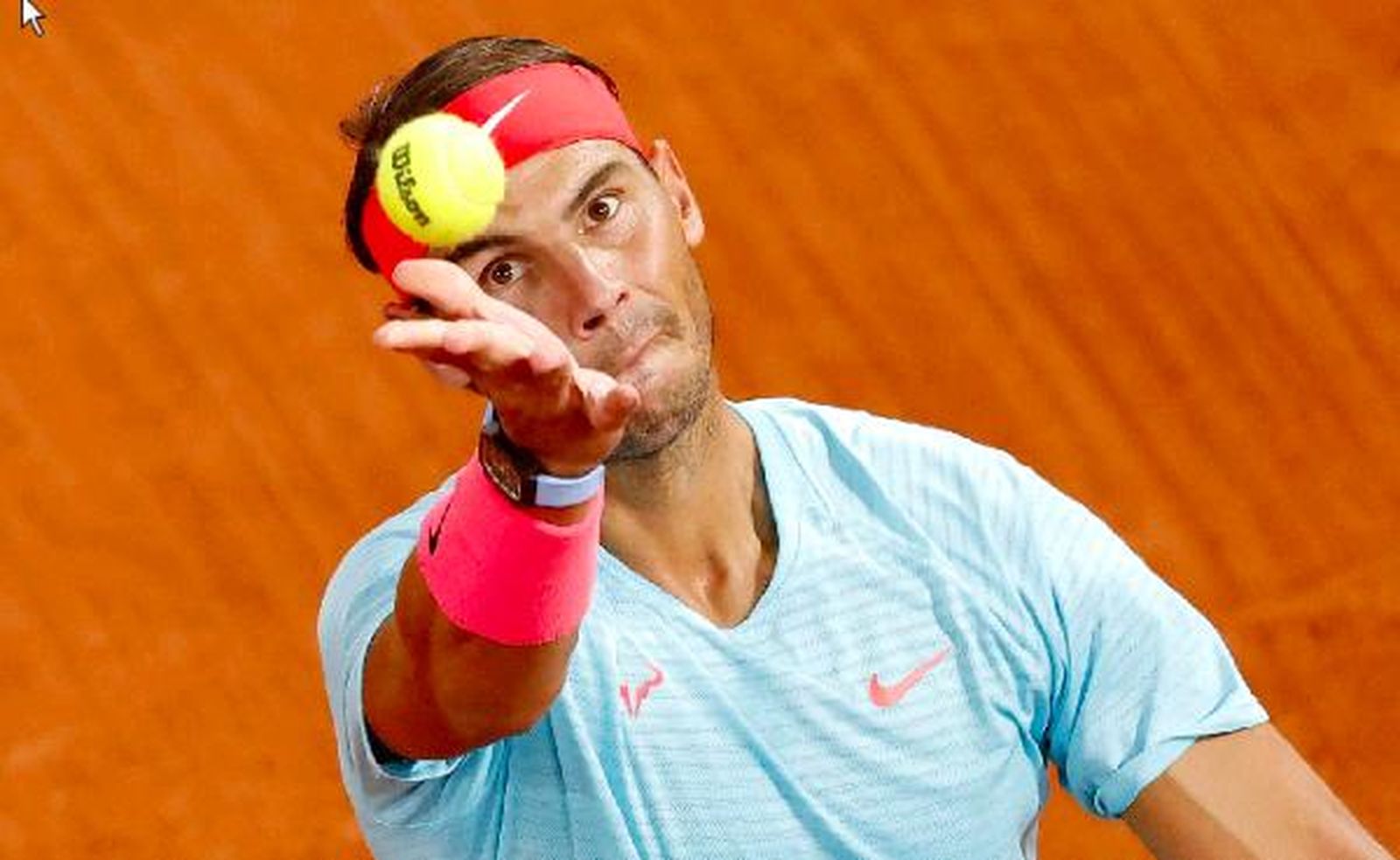 Nadal se dispone a ejecutar un saque.