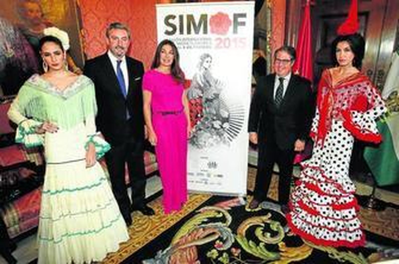 Dos modelos posan junto a Gaspar Sáez, Gregorio Serrano y Raquel Revuelta, ayer en la presentación de Simof 2015.