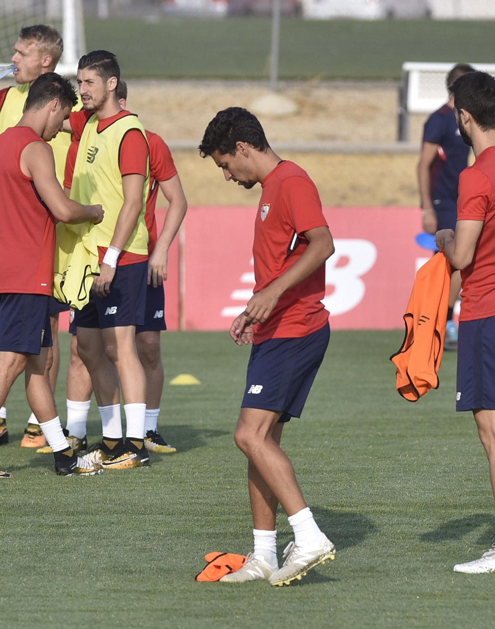 Jesús Navas, sobre el césped de la ciudad deportiva en el último entrenamiento de la semana.