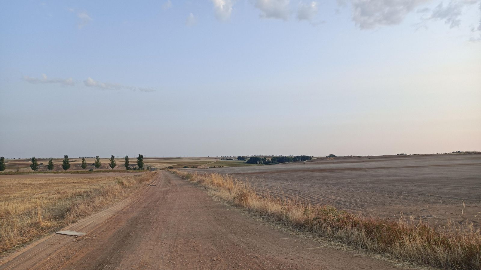 Durante varias etapas vamos a tener un paisaje similar, con amplias llanuras y campos de cultivo.