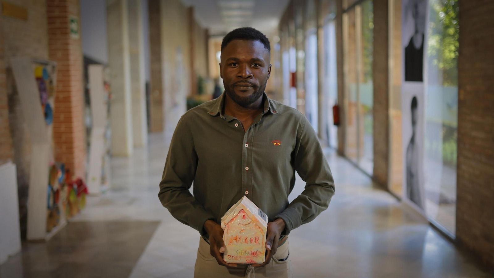 Angelo, refugiado camerunés en Sevilla, con su premio de la Semana de las Personas Sin Hogar.