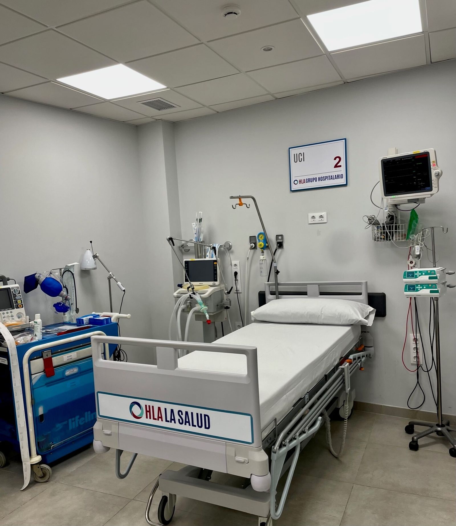 Una de las camas de la nueva UCI de hospital HLA La Salud de Cádiz.