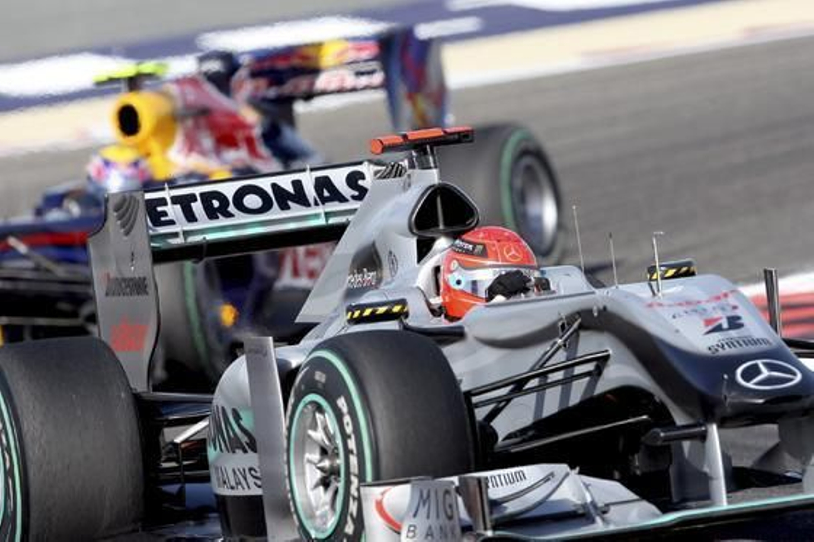 Fernando Alonso gana su primera carrera como piloto de Ferrari en Bahrein. / EFE