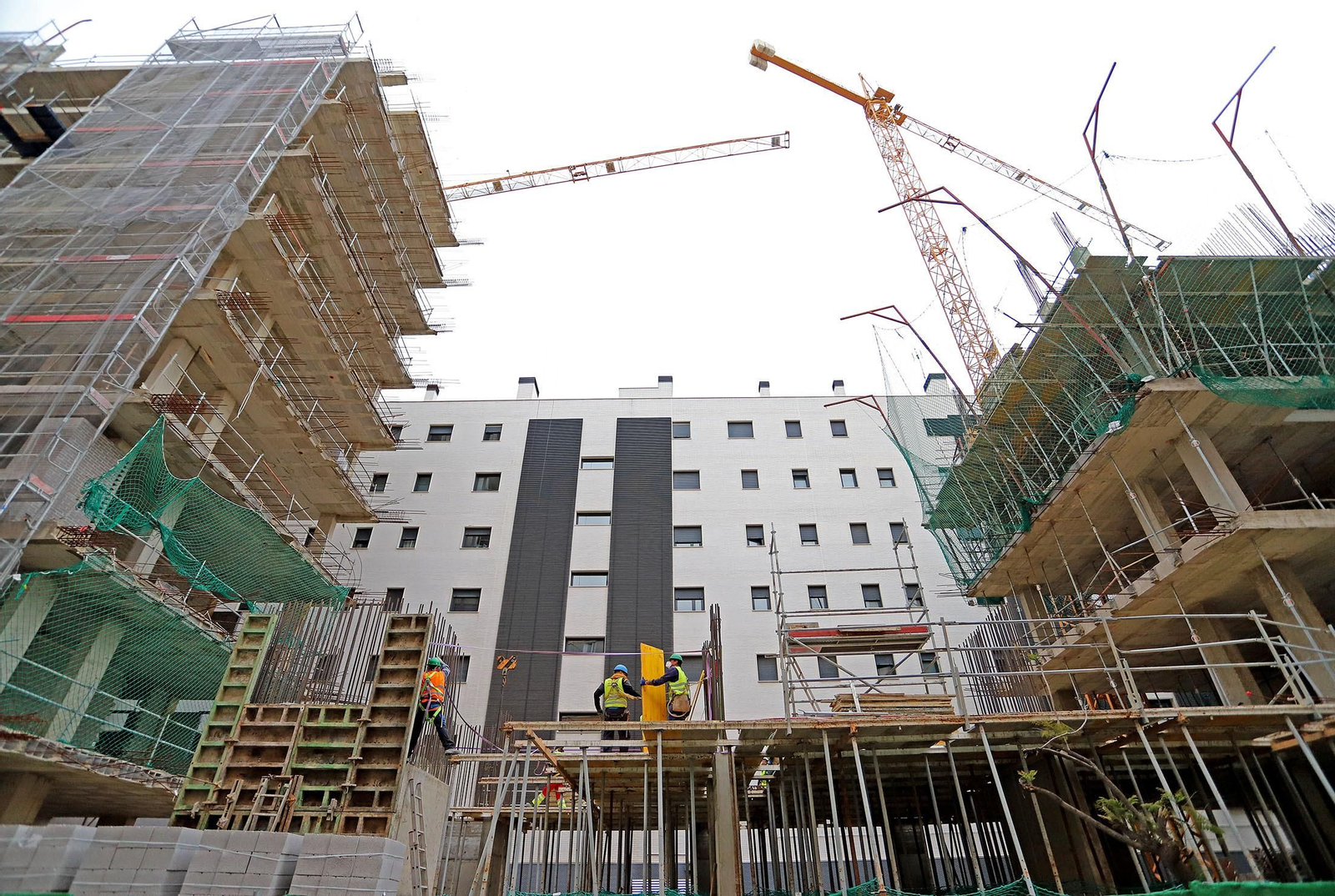 Imágenes de la vuelta al tajo de los trabajadores de obras en Huelva