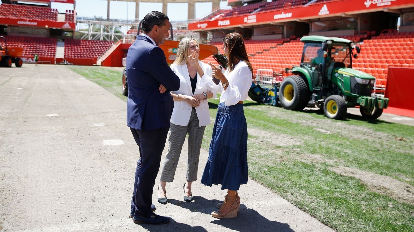García Amado (i), Carazo, De Nova (d), este jueves en el estadio