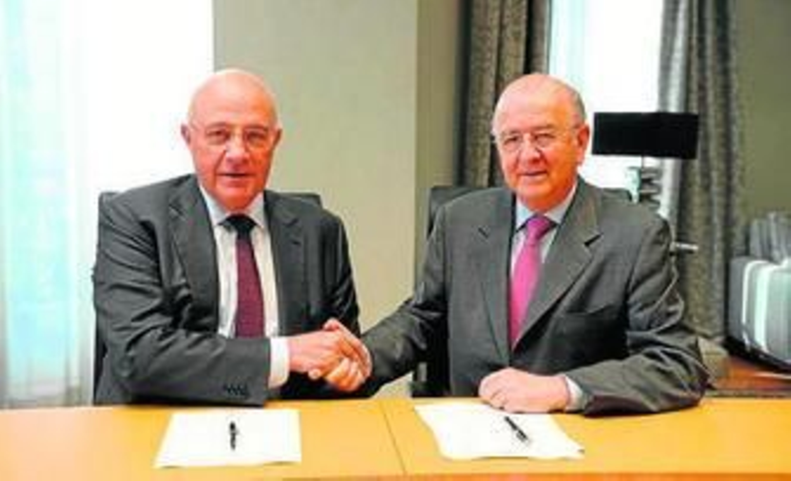 Los presidentes de BMN y Sabadell firmaron ayer la operación.