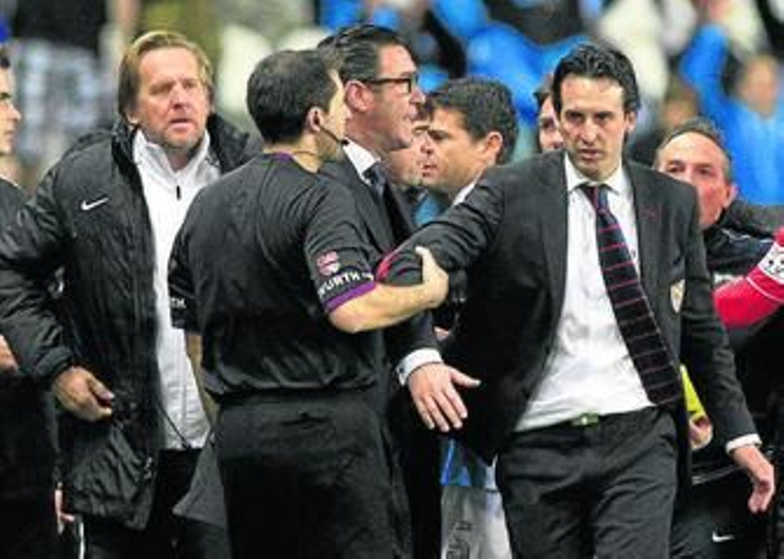 Emery es apartado por un auxiliar de González González que quiere evitar un encontronazo con Schuster.