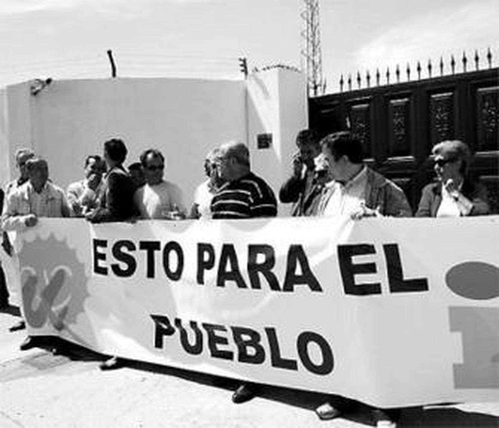 Protesta de varios militantes de IU en la puerta de una finca de Roca.