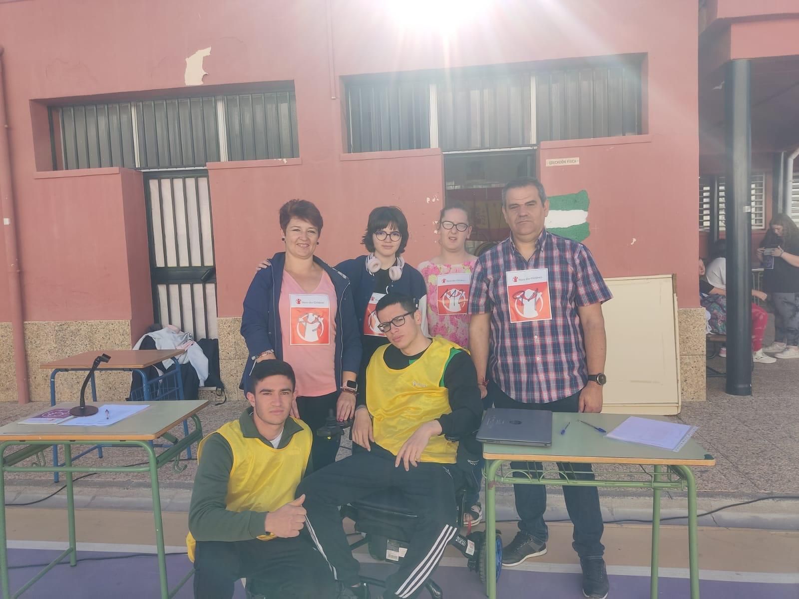 La alcaldesa colabora con los alumnos en la carrera solidaria.