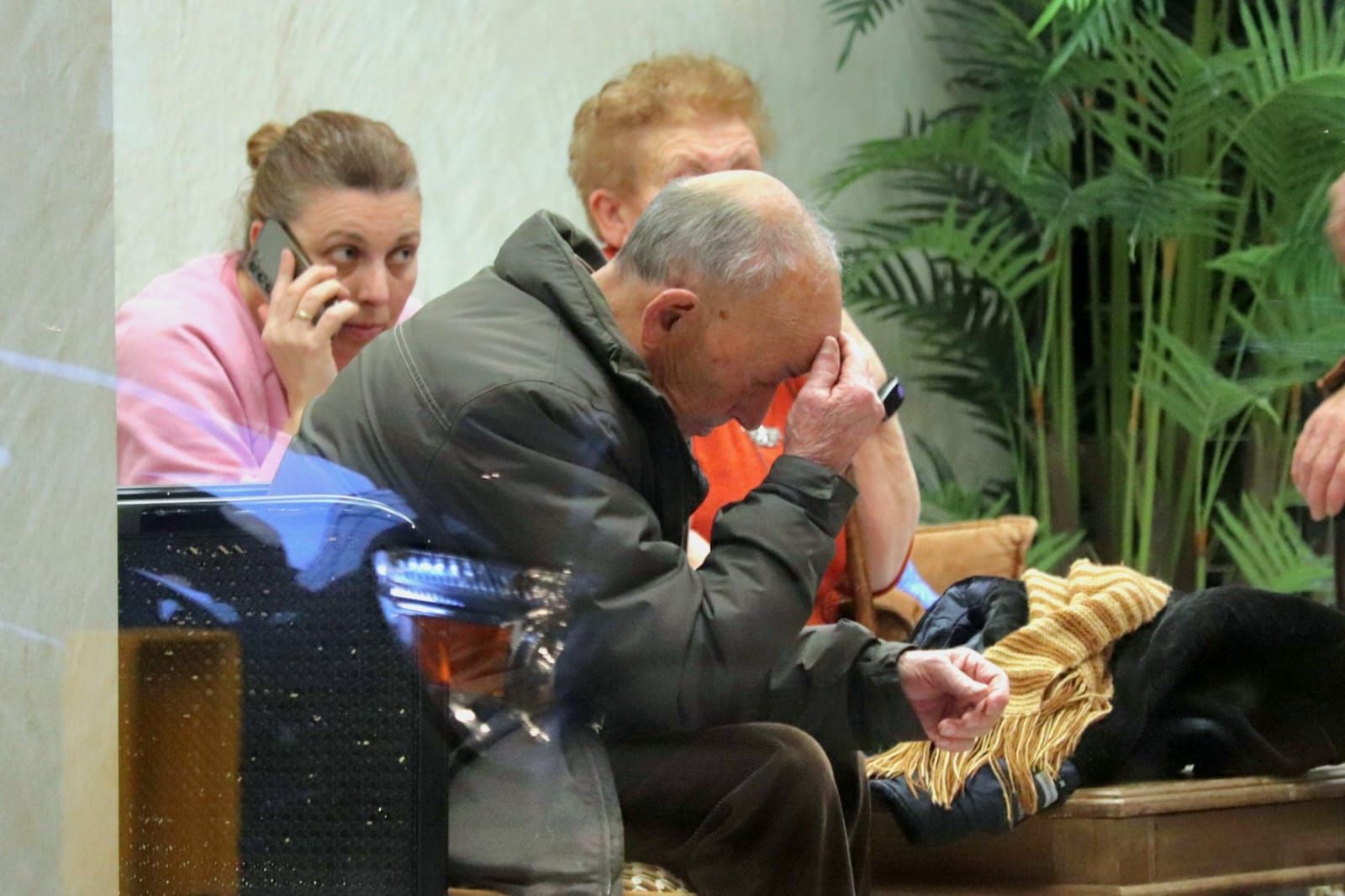 En imágenes: Las primeras horas de los vecinos desalojados de Dúdar en el hotel Luna de Granada