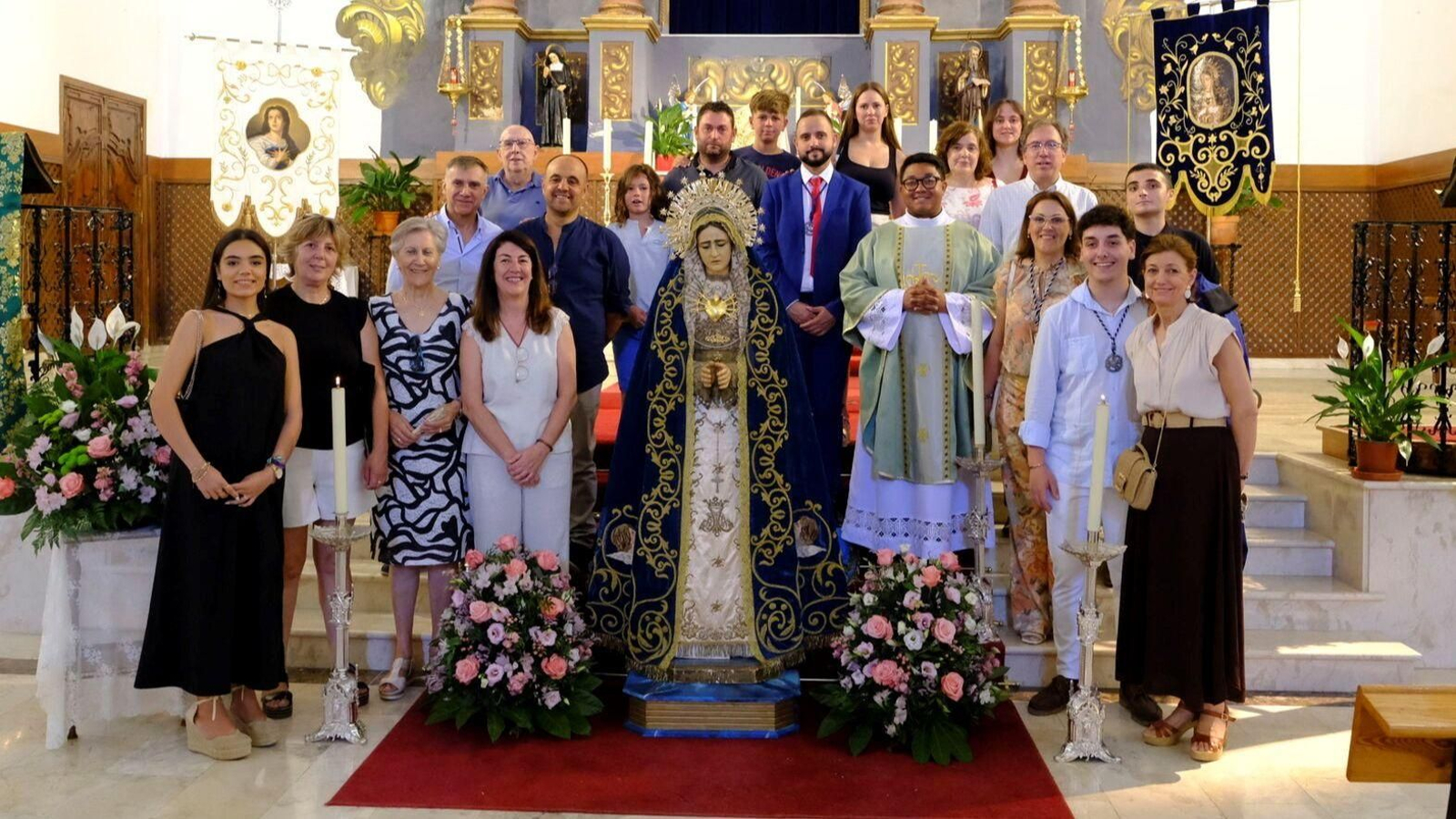 Un grupo de hermanos de la Cofradía de la Virgen de los Dolores de Vélez Blanco junto a la talla que cumple 80 años.