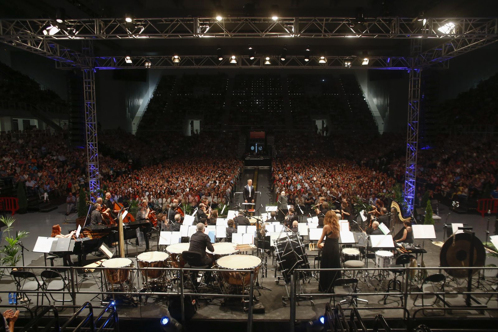 Miles de personas asistieron al concierto inaugural de la OCG el año pasado.