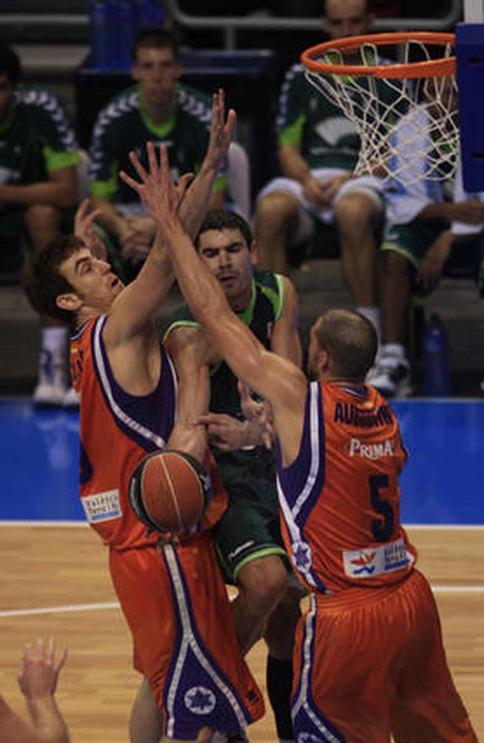 El Unicaja pierde contra el Power Electronics (64-70) y se aleja de la Copa del Rey

Los de Aíto lo intentaron hasta el final, pero la precipitación y el mal día en los tiros decantaron el encuentro para los valencianos.

Foto: Sergio Camacho / Agencias