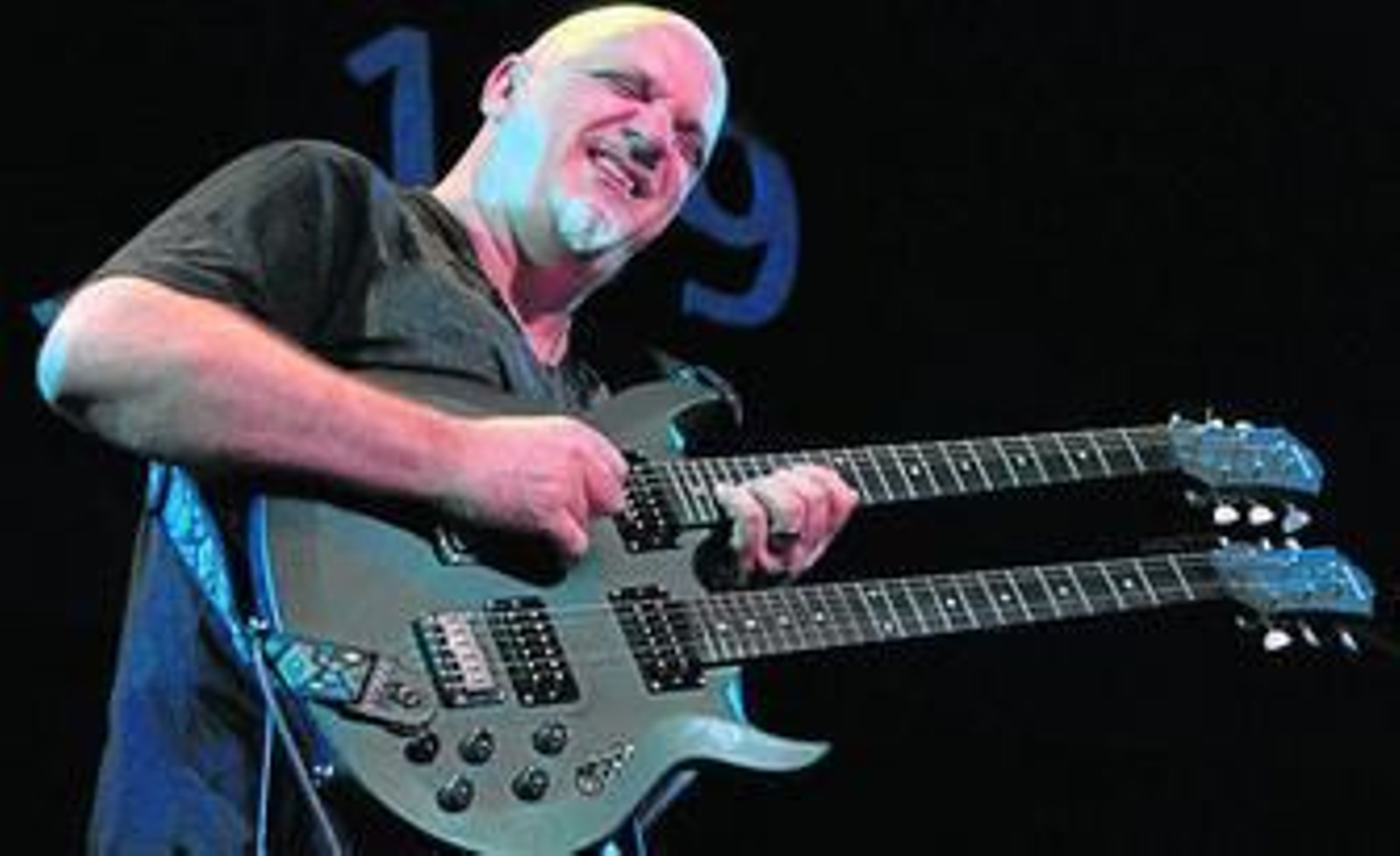Frank Gambale hace vibrar su guitarra sobre el escenario.
