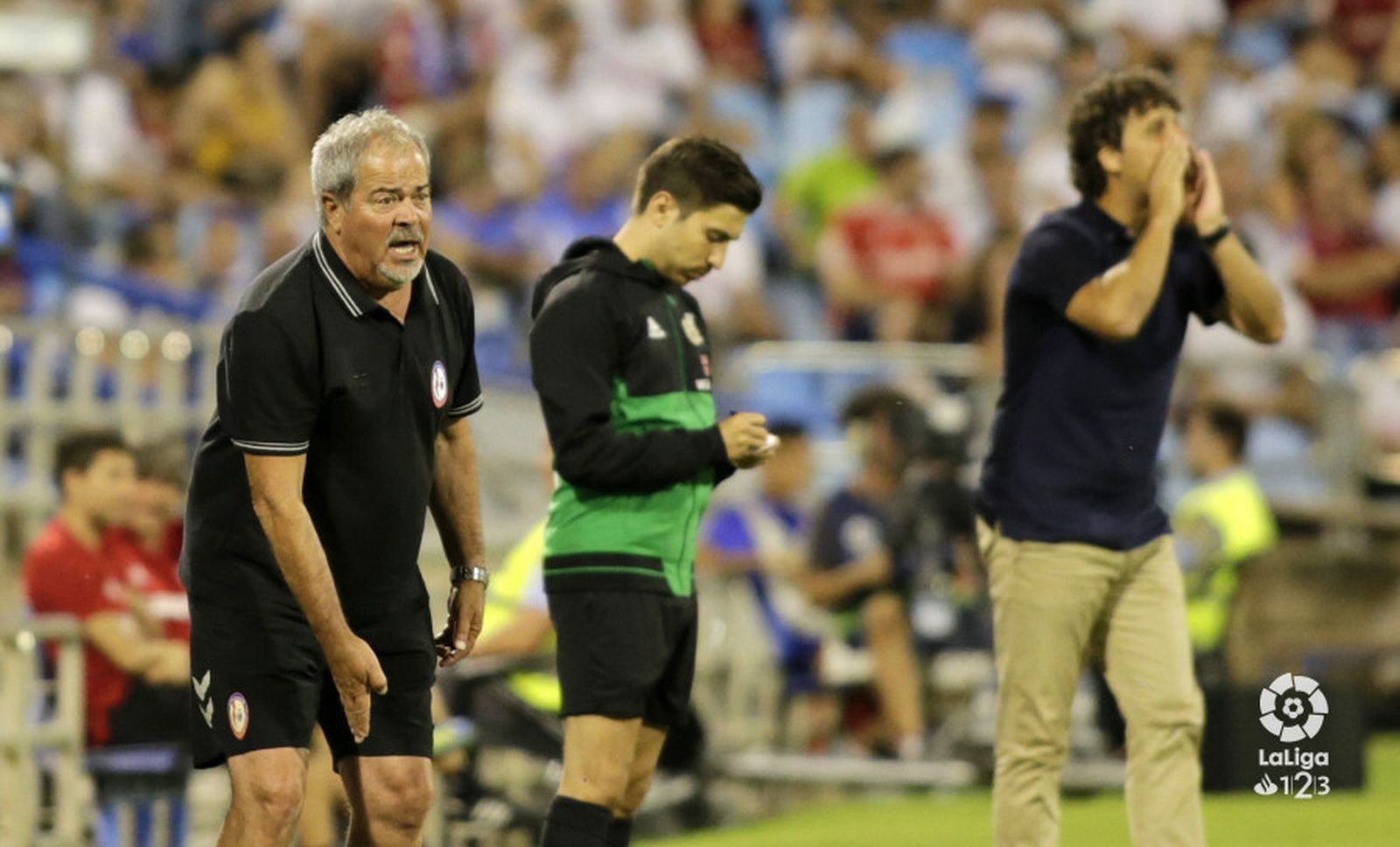 Iriondo se dirige a sus jugadores en el duelo ante el Zaragoza.