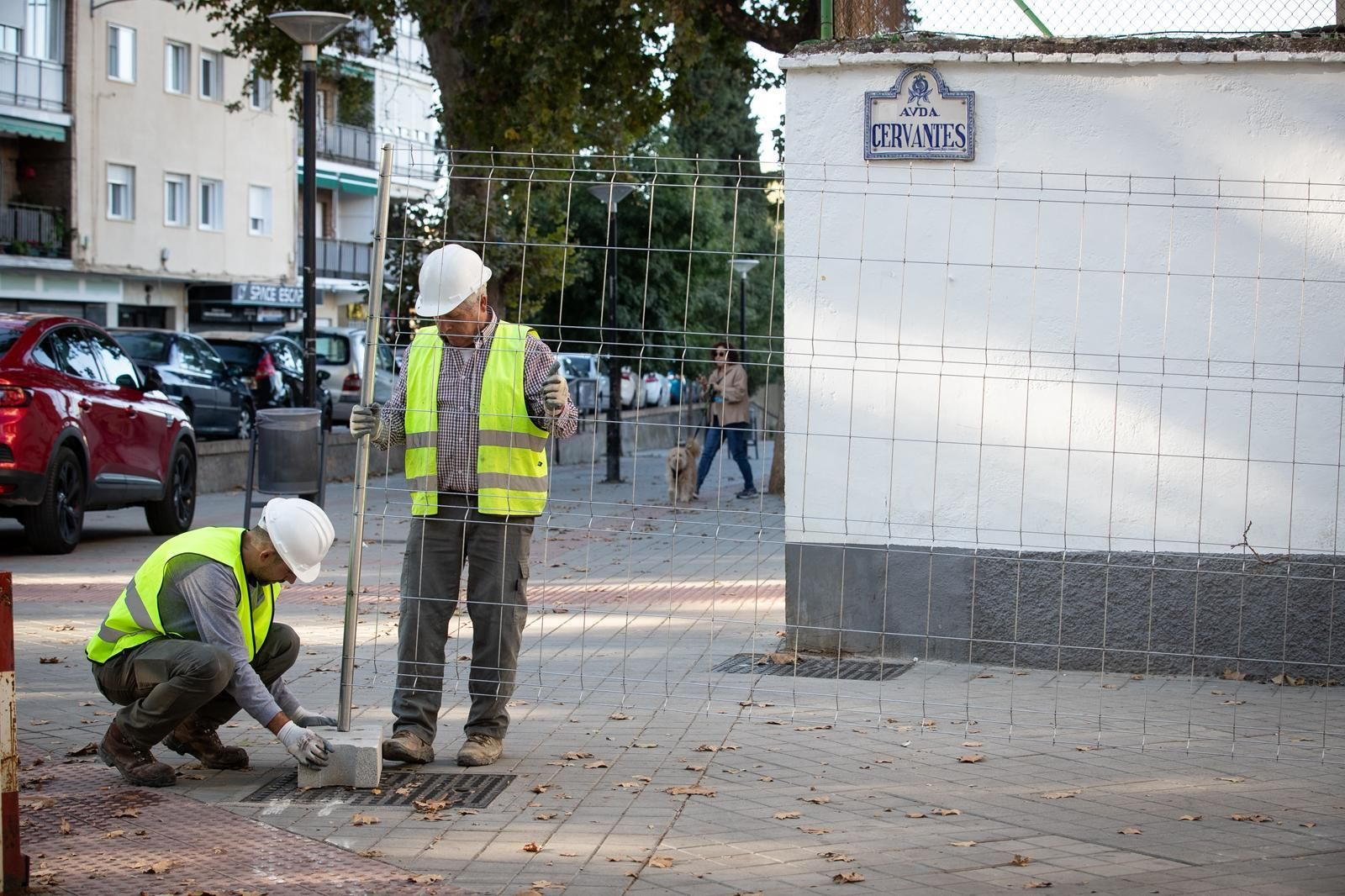 Los trabajos han comenzado con la colocación de vallas y señalización.